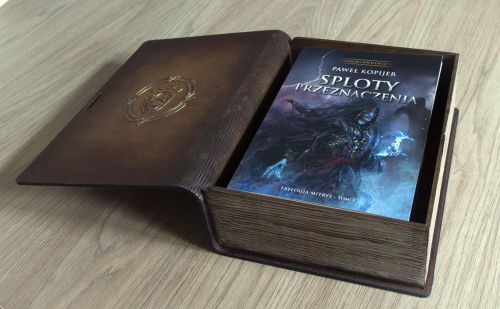 Zestaw: trylogia Mitrys z pudełkiem na książki - bezpłatny paczkomat